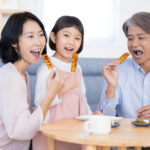 子供に勝手に食べ物を与える義母