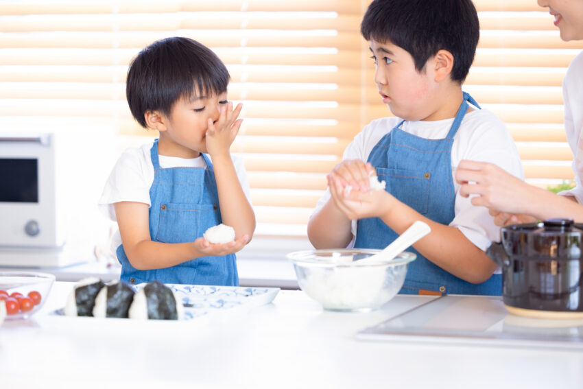 友達に刺激されておにぎり作りに挑戦する息子をサポート