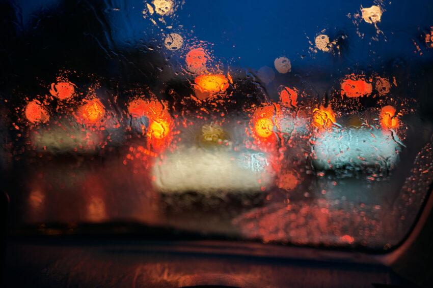 雷雨と事故渋滞で車がなかなか前に進まない