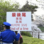 観光地は外国人で大混雑