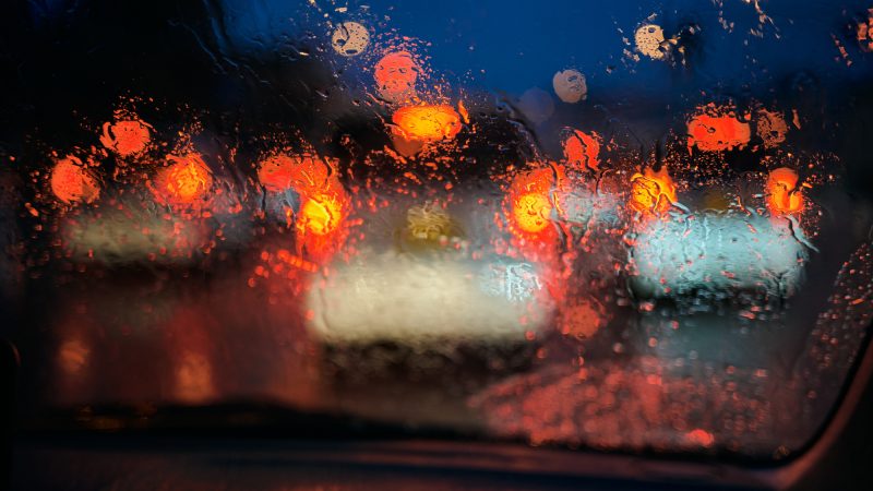 雷雨と事故渋滞で車がなかなか前に進まない