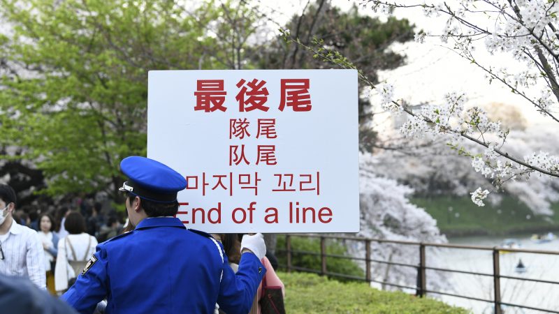 観光地は外国人で大混雑